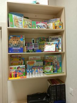 Методический кабинет в ДОУ оснащён литературой, которая включает нормативные и инструктивные материалы, методическую и справочную литературу, детскую художественную литературу и периодические издания. Материал систематизирован по направлениям деятельности, с учётом специфики дошкольного учреждения и потребностей педагогов.