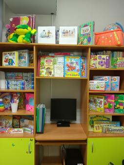 В кабинете хранится наглядно-демонстрационный материал по тематике.
подвижные игры по возрастам;
артикуляционная и пальчиковая гимнастика;
игры, картины, демонстрационные и раздаточные материалы, иллюстрации;
игрушки и игровые материалы для творческих игр;
приборы, оборудование, природные материалы, муляжи;
предметы народного декоративно-прикладного искусства.

Все наглядные материалы размещены так, чтобы легко найти нужные к занятиям.